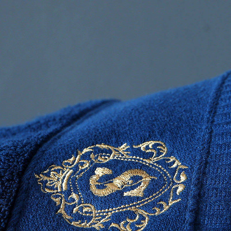 Les serviettes de bain des hôtels cinq étoiles sont douces et absorbantes.