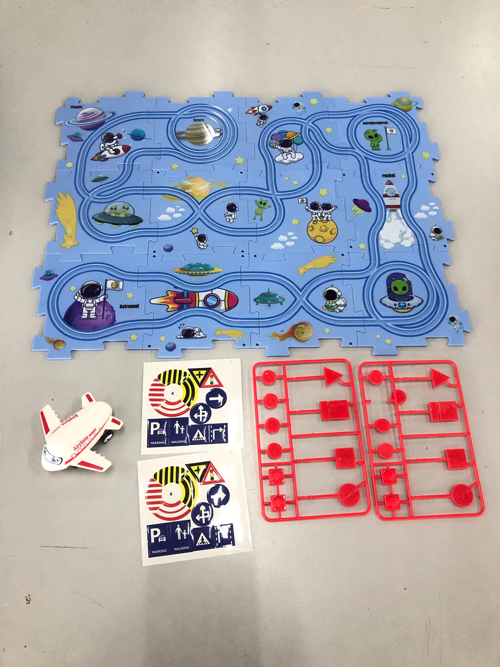 Puzzle infantil de comboio elétrico, brinquedo educativo para montar, com carro elétrico automático, cenário de cidade e carris.