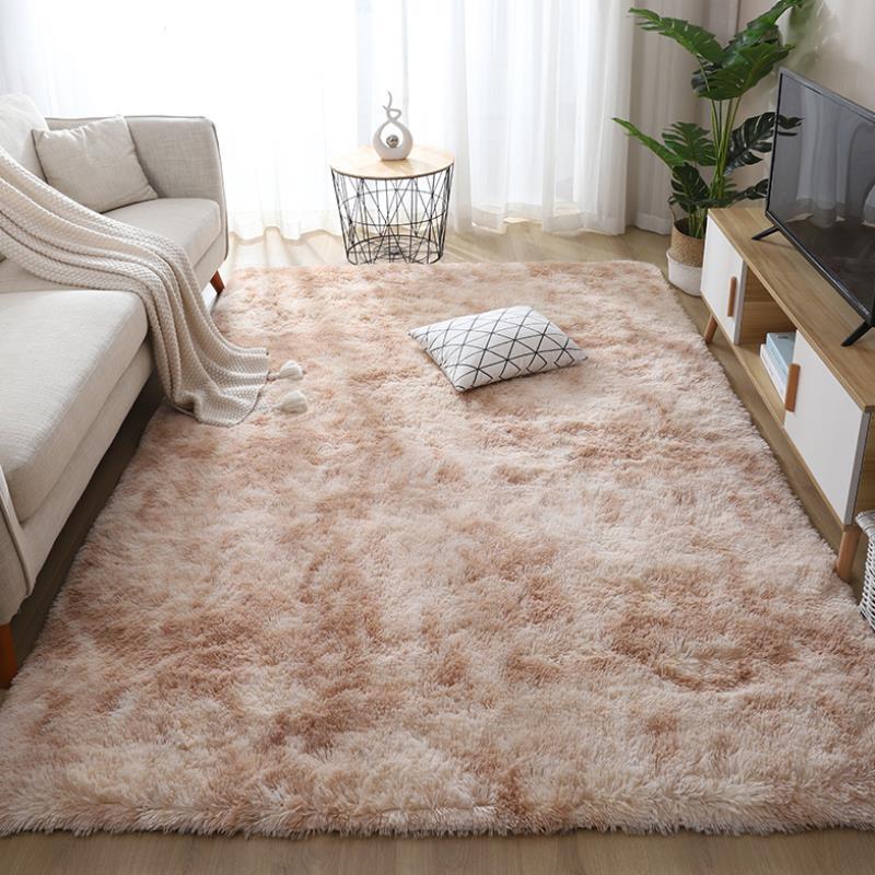 Quarto de menina acolhedor com tatamis ao lado da cama.