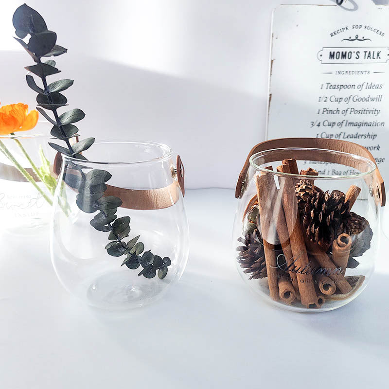 Vase en verre, composition florale, fruits séchés