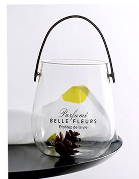 Vase en verre, composition florale, fruits séchés