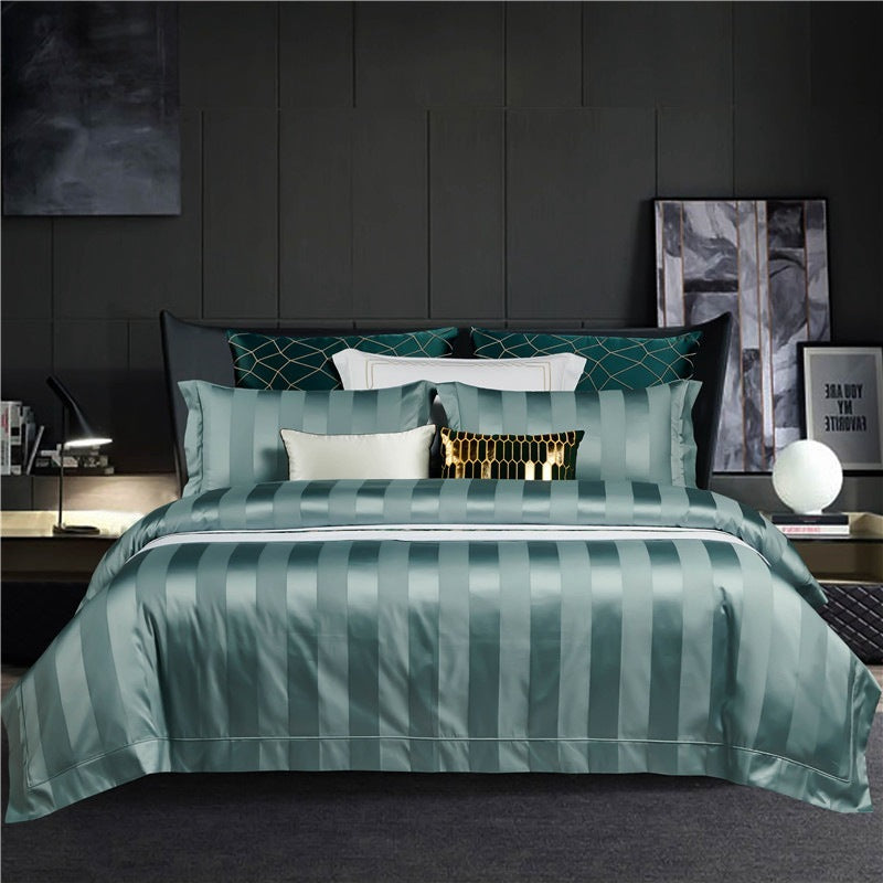 Ensemble de literie quatre pièces style hôtel, en coton à fibres longues (100s), coloris uni, comprenant une housse de couette et un drap-housse.