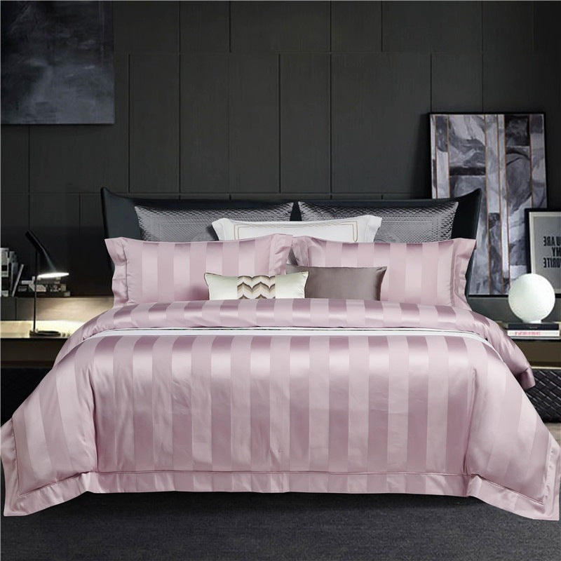 Ensemble de literie quatre pièces style hôtel, en coton à fibres longues (100s), coloris uni, comprenant une housse de couette et un drap-housse.