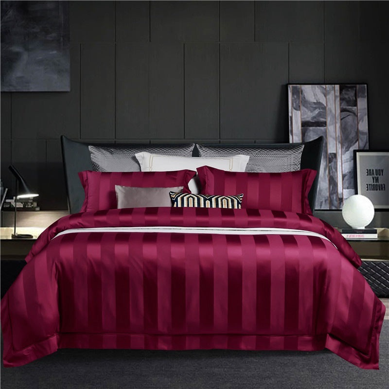 Ensemble de literie quatre pièces style hôtel, en coton à fibres longues (100s), coloris uni, comprenant une housse de couette et un drap-housse.