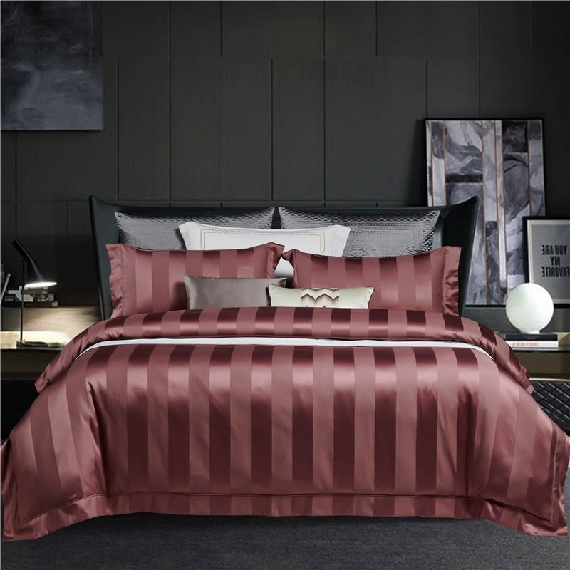 Ensemble de literie quatre pièces style hôtel, en coton à fibres longues (100s), coloris uni, comprenant une housse de couette et un drap-housse.