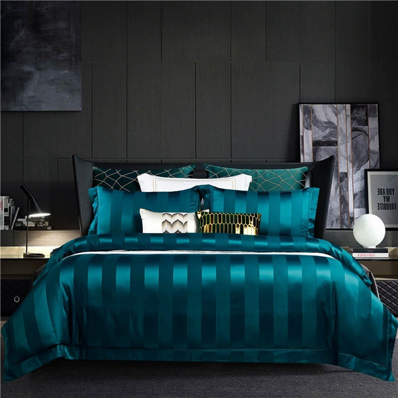 Ensemble de literie quatre pièces style hôtel, en coton à fibres longues (100s), coloris uni, comprenant une housse de couette et un drap-housse.