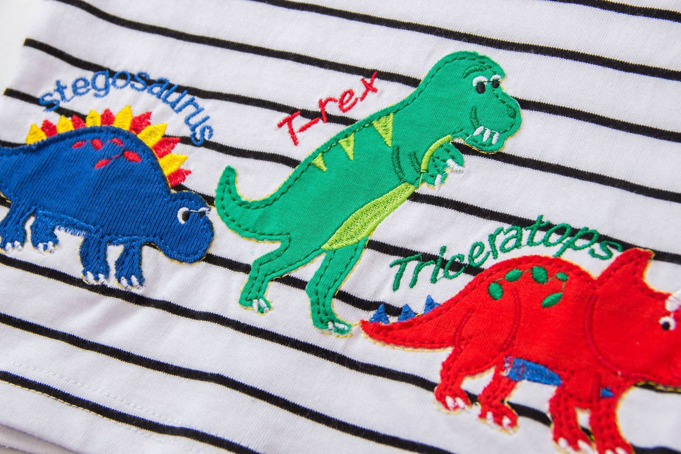 T-shirt infantil de manga curta com estampado de dinossauro às riscas