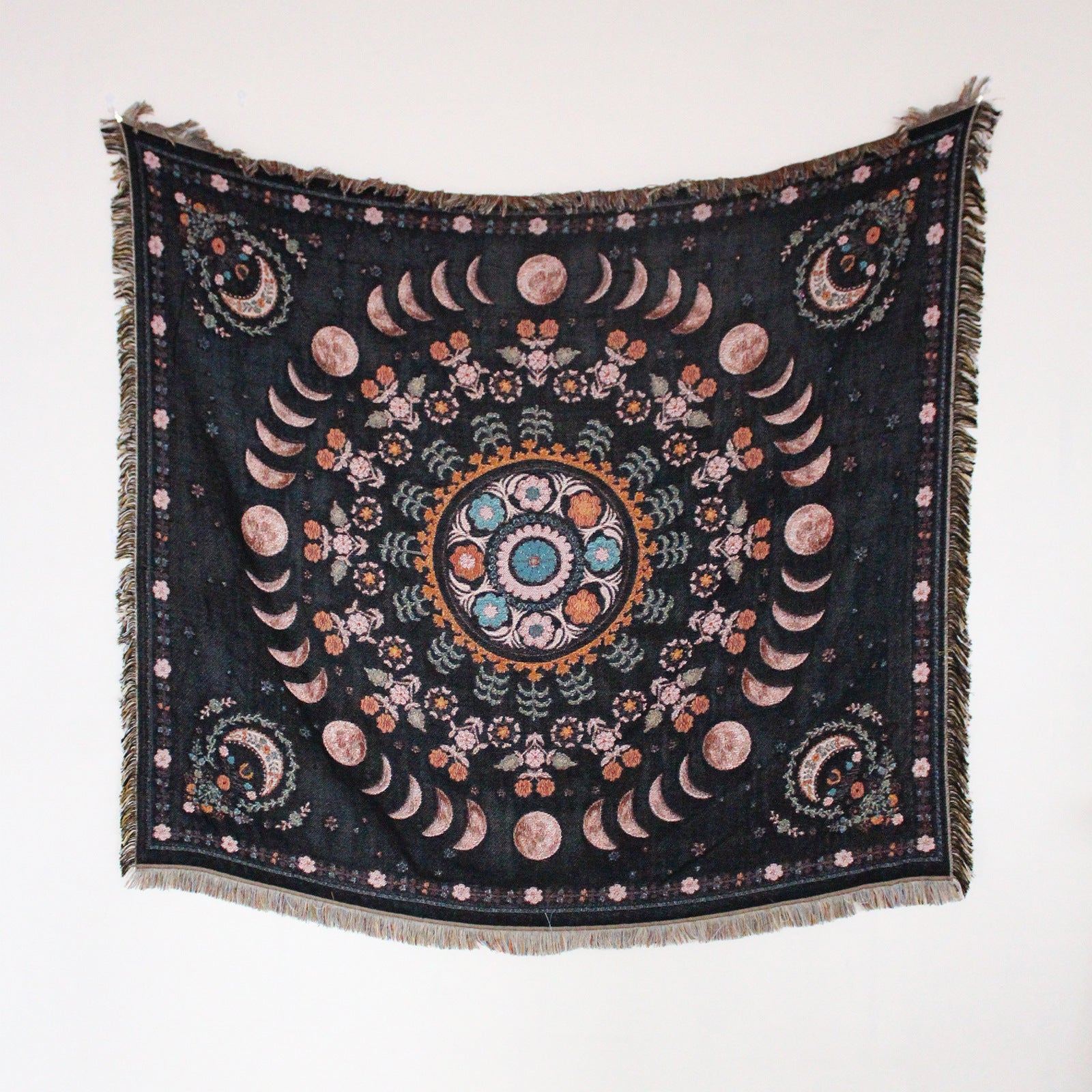 Capa de sofá estilo boho casual com franjas