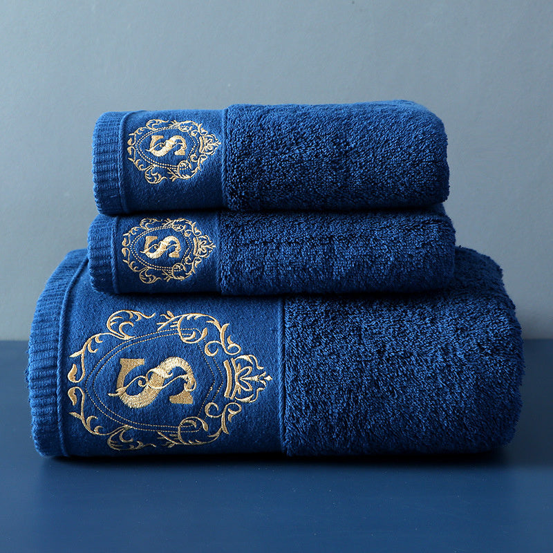 Les serviettes de bain des hôtels cinq étoiles sont douces et absorbantes.