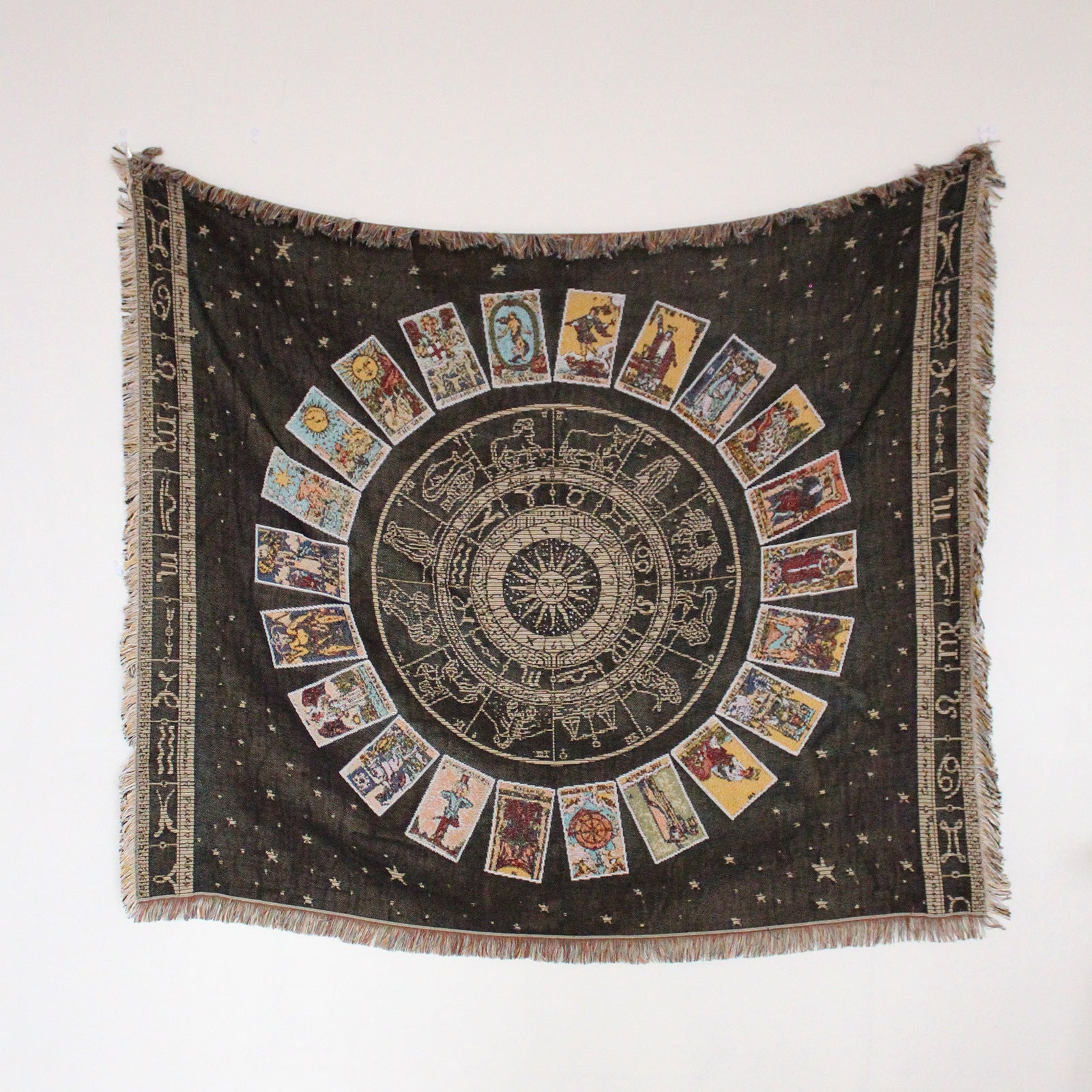 Capa de sofá estilo boho casual com franjas