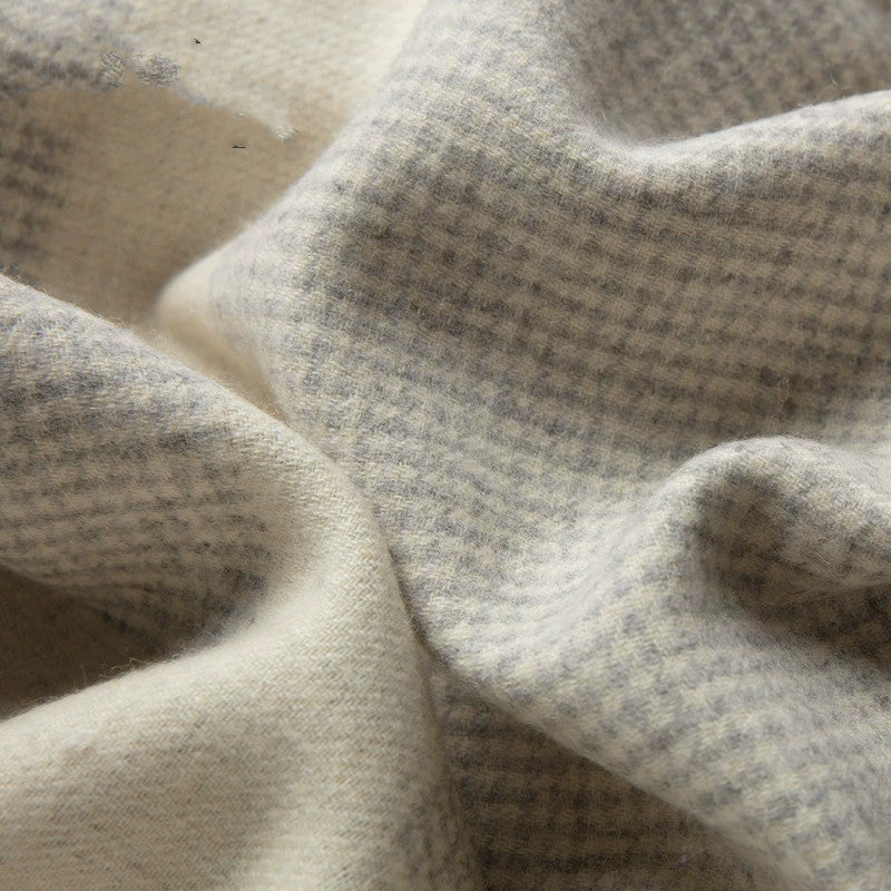 Manta de lã com estampado de mil pássaros, ideal para dormitar no sofá ou no escritório com ar condicionado.