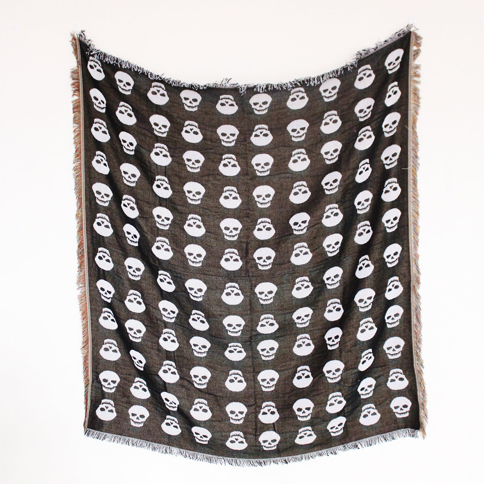 Capa de sofá estilo boho casual com franjas