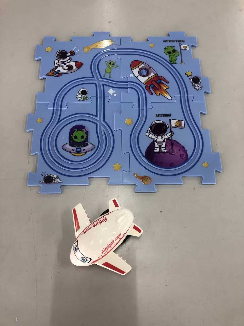 Puzzle infantil de comboio elétrico, brinquedo educativo para montar, com carro elétrico automático, cenário de cidade e carris.