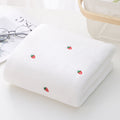 Serviette en coton brodée de fraises