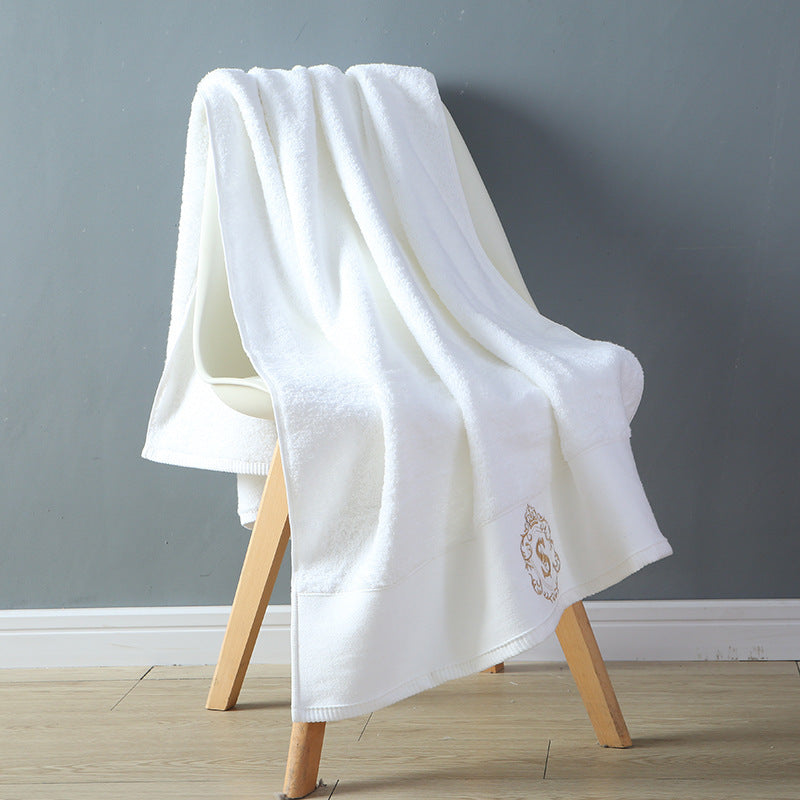 Les serviettes de bain des hôtels cinq étoiles sont douces et absorbantes.