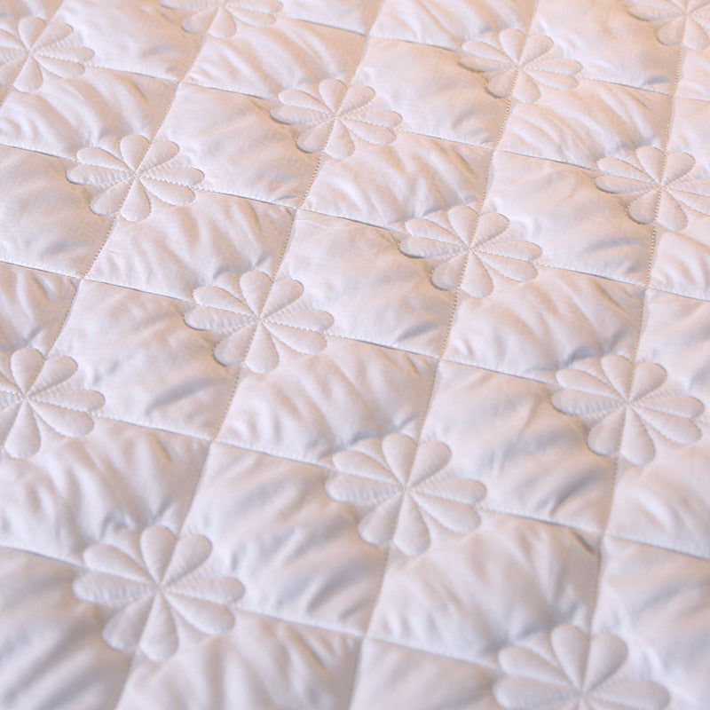 Non-slip mattress protector