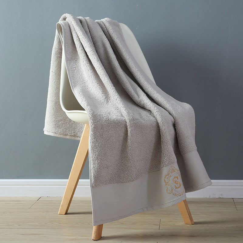 Les serviettes de bain des hôtels cinq étoiles sont douces et absorbantes.