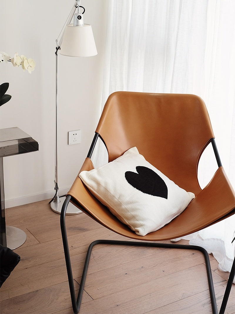 Almofada de sofá fofa em estilo nórdico preto e branco para sala de estar com núcleo.