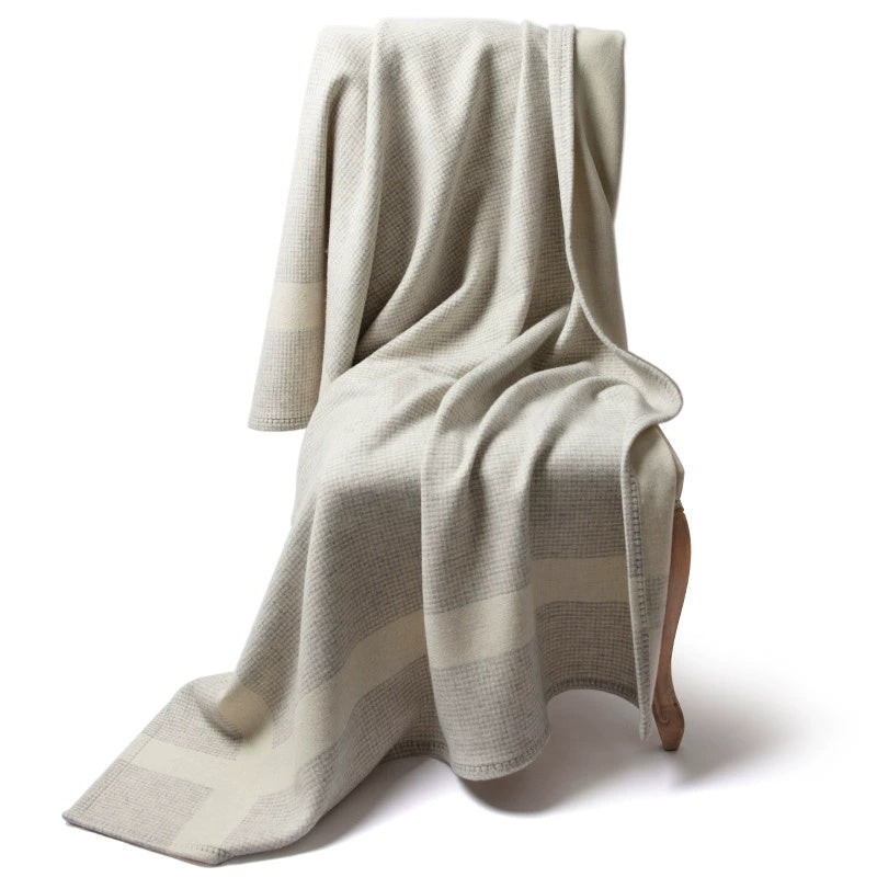 Manta de lã com estampado de mil pássaros, ideal para dormitar no sofá ou no escritório com ar condicionado.