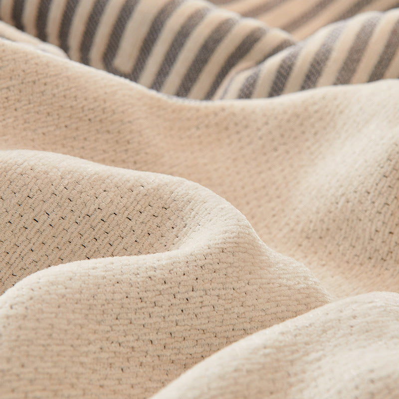 Capa de sofá universal completa e simples, em tecido, com almofada.