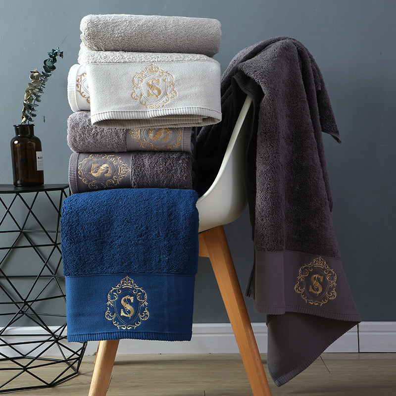 Les serviettes de bain des hôtels cinq étoiles sont douces et absorbantes.