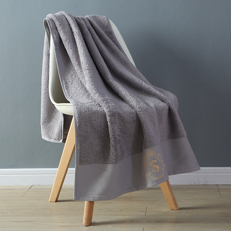 Les serviettes de bain des hôtels cinq étoiles sont douces et absorbantes.