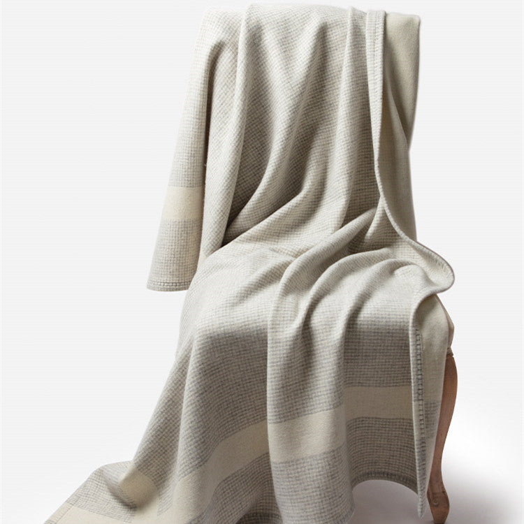 Manta de lã com estampado de mil pássaros, ideal para dormitar no sofá ou no escritório com ar condicionado.