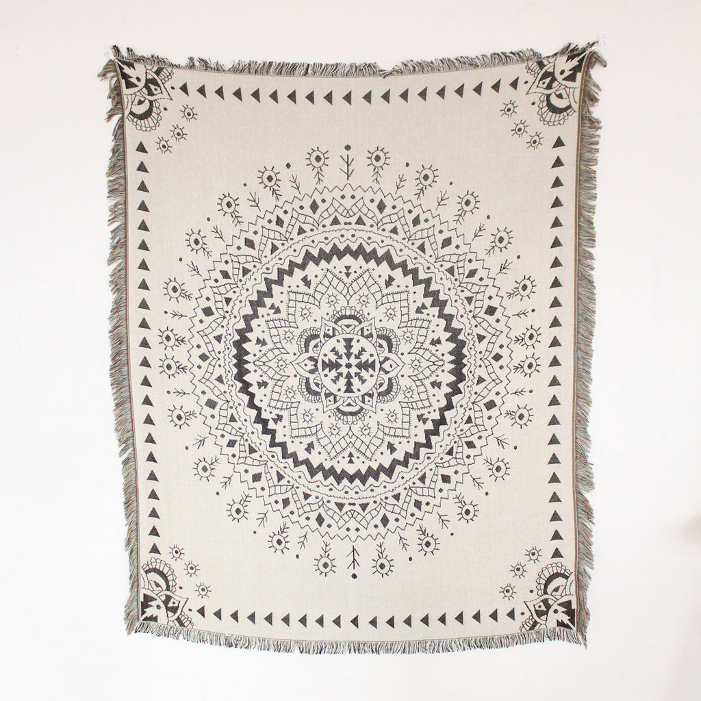 Capa de sofá estilo boho casual com franjas