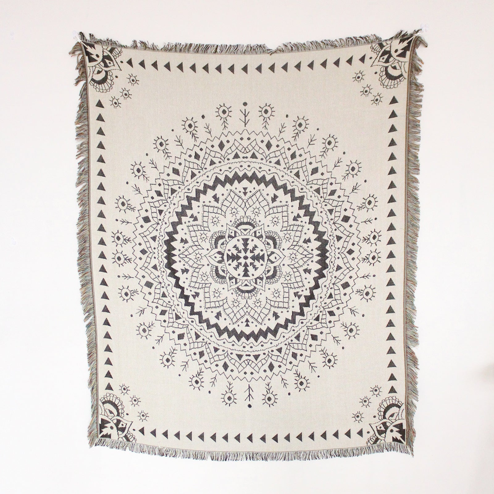 Capa de sofá estilo boho casual com franjas