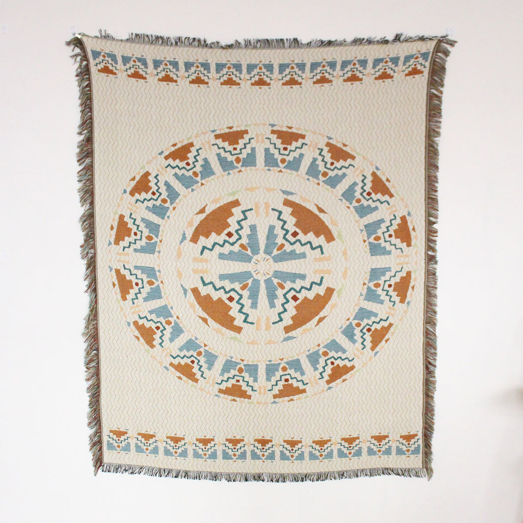 Capa de sofá estilo boho casual com franjas