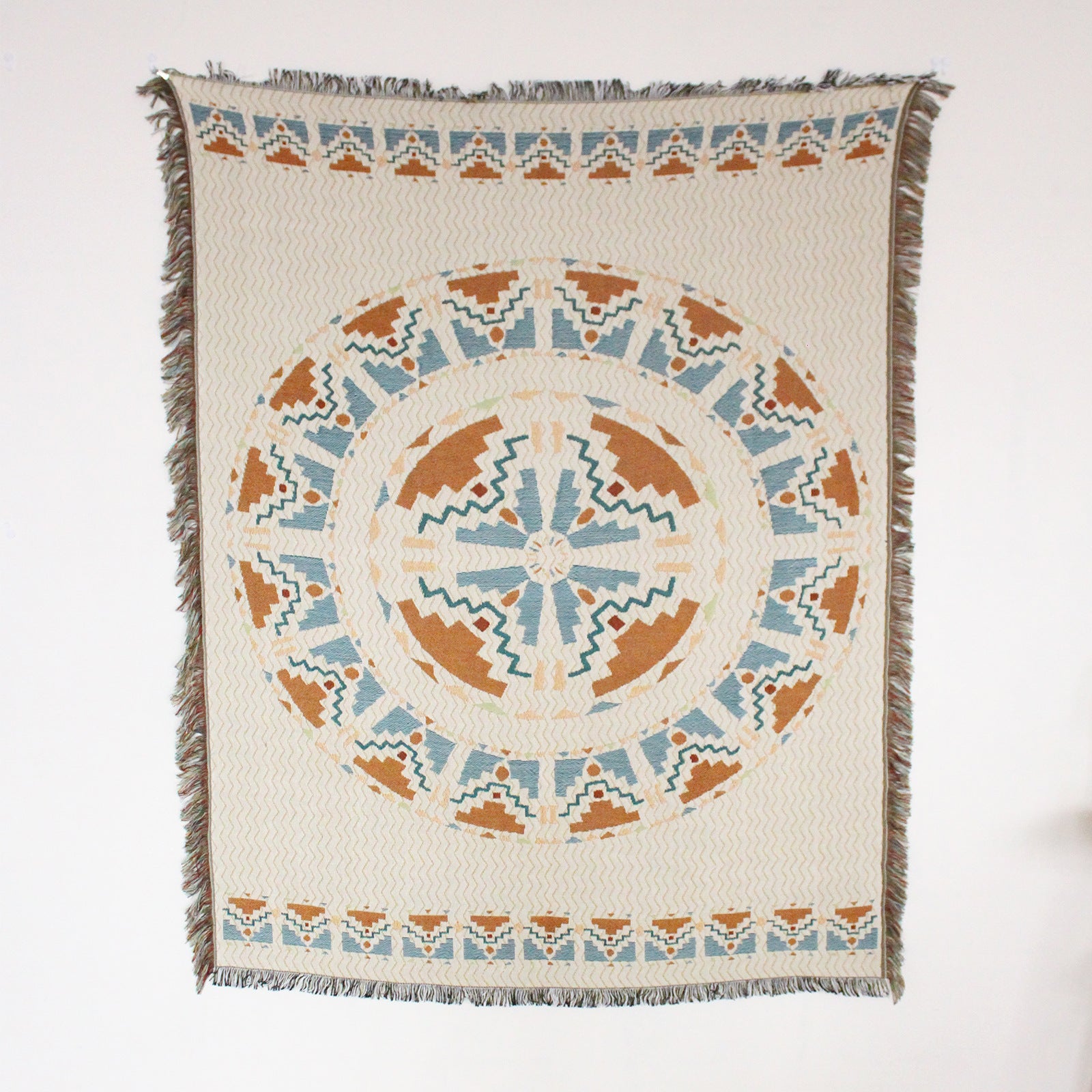 Capa de sofá estilo boho casual com franjas
