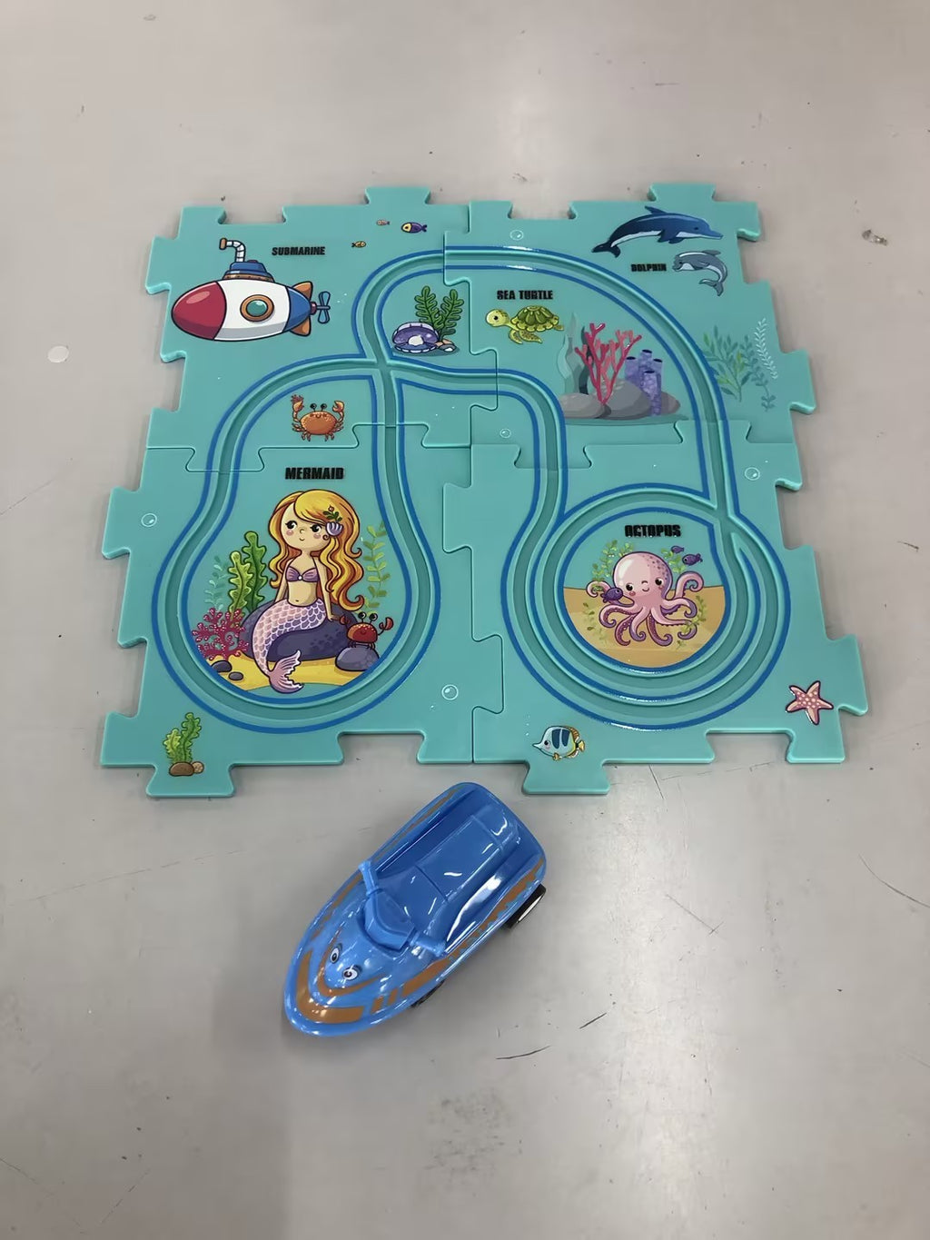 Puzzle infantil de comboio elétrico, brinquedo educativo para montar, com carro elétrico automático, cenário de cidade e carris.